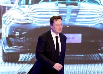 শতকোটির ক্লাব থেকে পতনের ঝুঁকিতে টেসলা