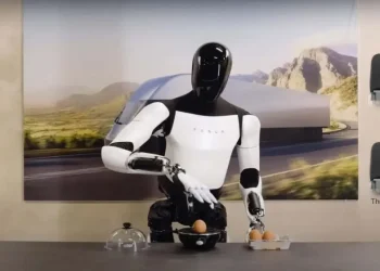 হিউম্যানয়েড রোবট উৎপাদনে যাচ্ছে টেসলা