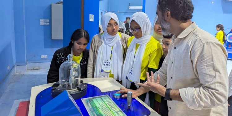 ঢাকার বিজ্ঞান ও প্রযুক্তি বিষয়ক প্রতিষ্ঠান ঘুরে দেখল উপকূলের মেয়েরা