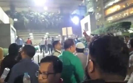 সাবেকদের আন্দোলনে কার্যালয়ে ‘অবরুদ্ধ’ থেকে মুক্ত গ্রামীণফোনের বর্তমান কর্মীরা