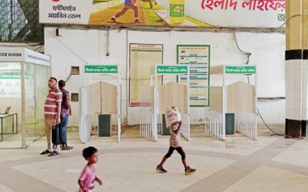 স্টেশনে অলস পড়ে আছে রেলের ভেন্ডিং মেশিন