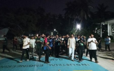 ৩৭ শিক্ষার্থীকে শোকজের প্রতিবাদে রাতে কুয়েট ক্যাম্পাসে বিক্ষোভ