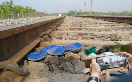 মোবাইলে গেম খেলতে গিয়ে প্রাণ গেল যুবকের