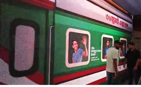 টিএসসিতে থেমেছে ‘৩৬ জুলাই এক্সপ্রেস আন্তঃনগর ট্রেন’