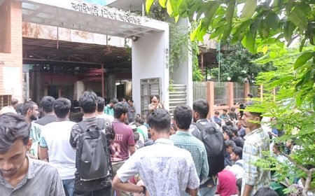 কারিগরি অধিদপ্তরের সামনে অবস্থান নিয়েছেন ইঞ্জিনিয়ারিং কলেজ শিক্ষার্থীরা