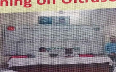 অনুষ্ঠানের স্ক্রিনে হঠাৎ শেখ মুজিব ও হাসিনার ছবি, বিব্রত উপদেষ্টা