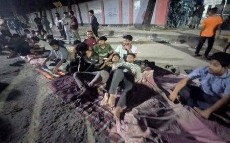 ‘ফাটল ধরা’ ছাত্রাবাস ছেড়ে সড়কে রাত কাটাচ্ছেন ঢাকা পলিটেকনিকের শিক্ষার্থীরা