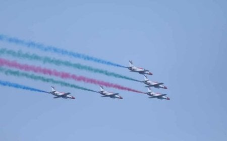 বিজয় দিবসে তেজগাঁওয়ে নজরকাড়া এয়ার শো