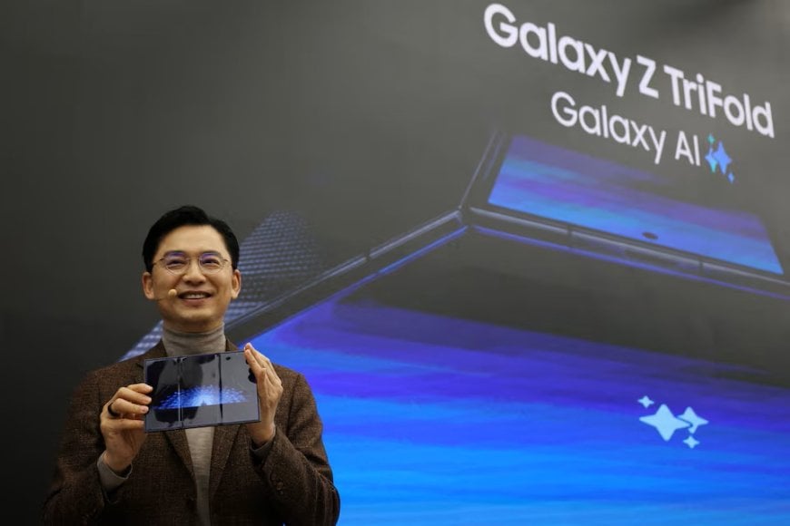 স্যামসাংয়ের প্রথম মাল্টি–ফোল্ডিং ফোন উন্মোচন