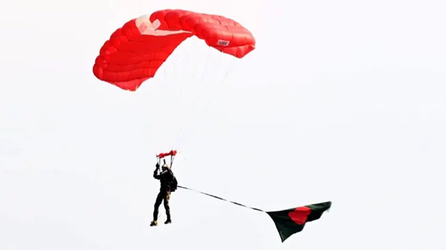 পতাকা হাতে  প্যারাস্যুটিংয়ে বাংলাদেশের বিশ্বরেকর্ড