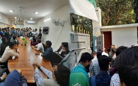 জাবিপ্রবিতে ভিসি-প্রো-ভিসির পদত্যাগ দাবি ঘিরে হট্টগোল, দুই শিক্ষকের হাতাহাতি