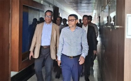 কর্মকর্তাদের সঙ্গে স্বাস্থ্যমন্ত্রী-প্রতিমন্ত্রীর শুভেচ্ছা বিনিময়