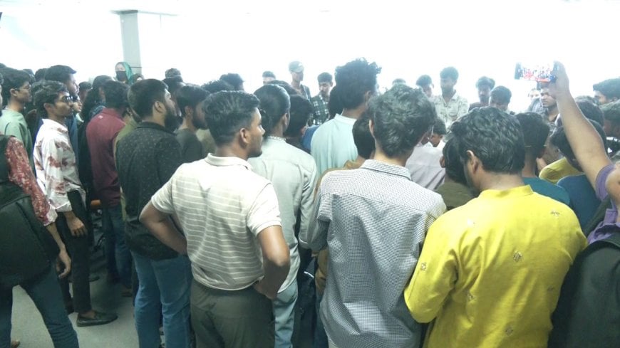 বকেয়া বেতনের দাবিতে যশোর সফটওয়্যার টেকনোলজি পার্কে চালডাল ডটকম কর্মীদের বিক্ষোভ