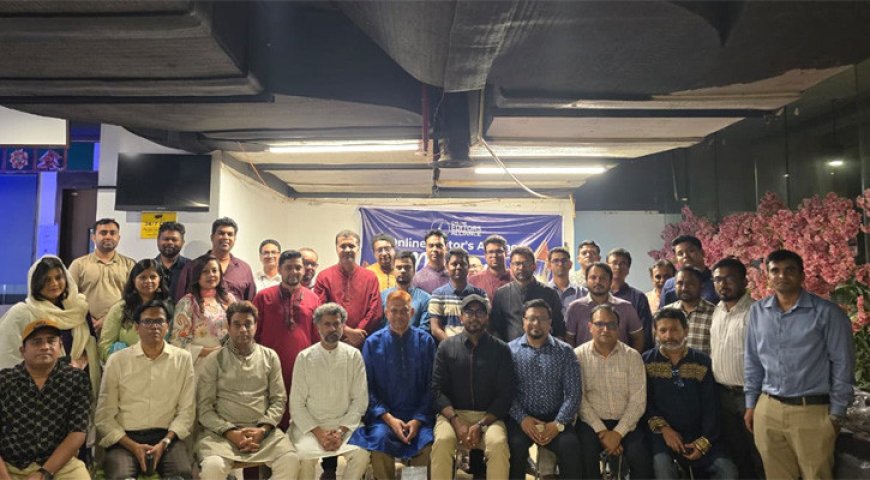 ইফতারে সদস্যদের মাঝে ঈদ উপহার বিতরণ