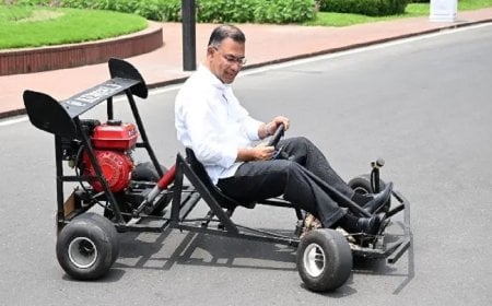 কলেজছাত্রের বানানো গো-কার্ট চালালেন প্রধানমন্ত্রী