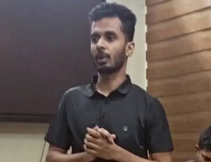 বিশ্ববিদ্যালয় শিক্ষার্থীর মোবাইল নম্বর অনলাইনে ছড়িয়ে দেওয়ায় একজন আটক