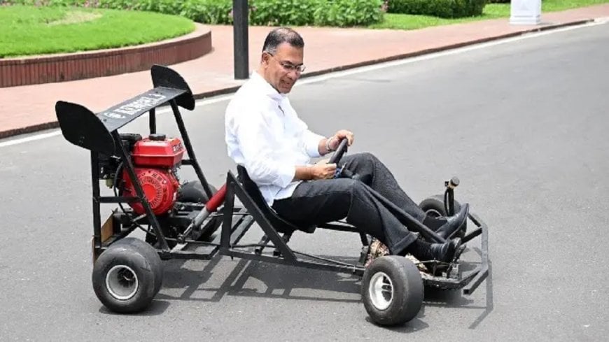 কলেজছাত্রের বানানো গো-কার্ট চালালেন প্রধানমন্ত্রী