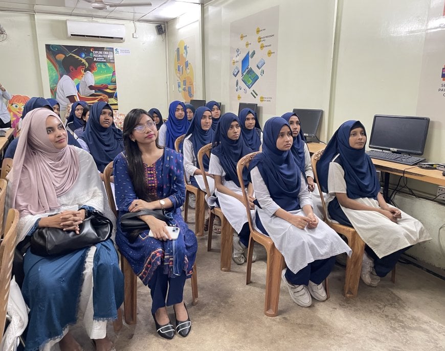কড়াইল স্কুলে হলো কিশোরীদের জন্য এআই লিটারেসি সেশন