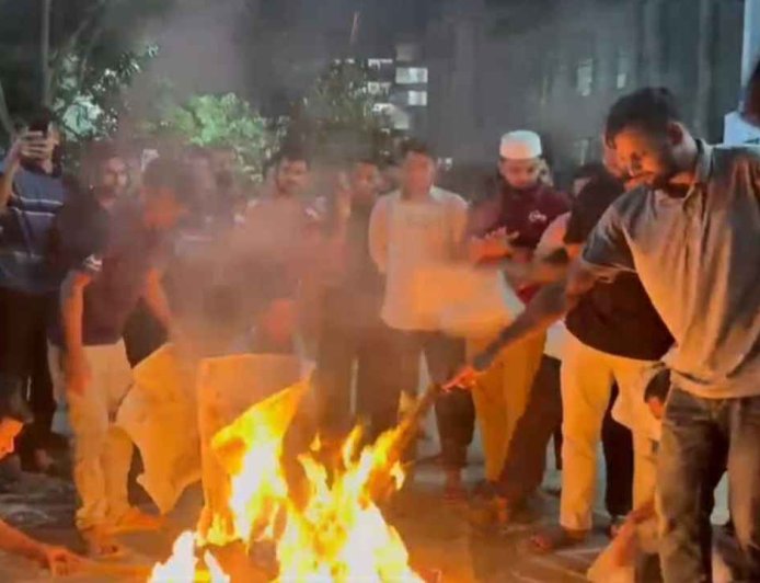 'বহিরাগত' উপাচার্য চায় না ডুয়েট