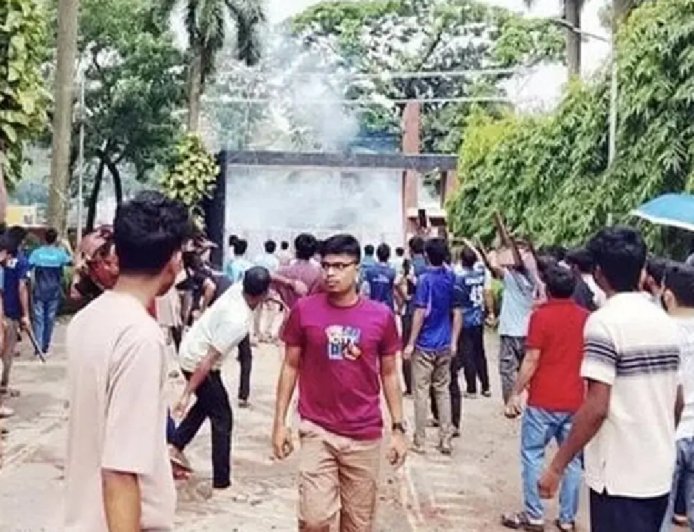 ডুয়েটে ভিসি নিয়োগ নিয়ে রণক্ষেত্র, শিক্ষার্থী-বহিরাগত সংঘর্ষে আহত ১৫