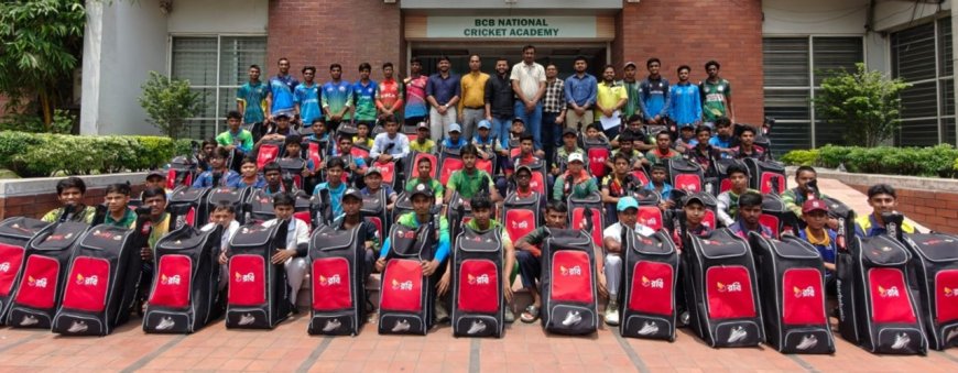 সম্ভাবনাময় ৯০ তরুণ ক্রিকেটারকে ক্রিকেট কিট দিলো রবি