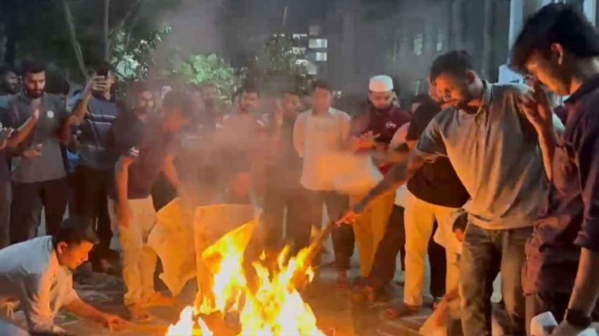 ডুয়েটে 'বহিরাগত' উপাচার্য নিয়োগের প্রতিবাদে শিক্ষার্থীদের সড়ক অবরোধ ও বিক্ষোভ
